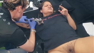 Minha esposa oferece para Tatuador  tarado seu bucetão  em troca da tattoo . Alemão Tatuador  – Gatopg2019